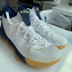 LEBRON 16 Low ‘USA’